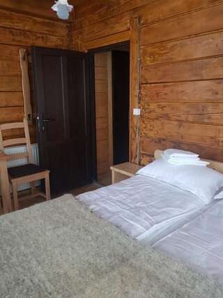 Отели типа «постель и завтрак» Tulean Cabin Săcel Семейный номер с видом на горы-4