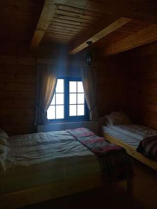 Отели типа «постель и завтрак» Tulean Cabin Săcel Семейный номер с видом на горы-14